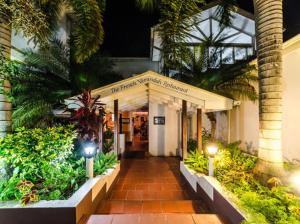 Taman di luar Mariners Hotel