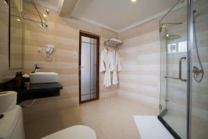 Koupelna v ubytování Spice Palace Hotel