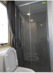 A bathroom at Camping Eden