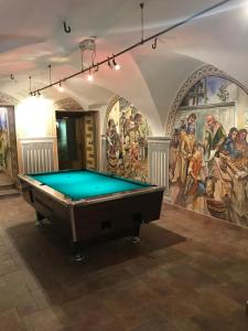 einen Billardtisch in einem Zimmer mit Wandgemälde in der Unterkunft Gasthof zum Gamsjäger in Sankt Nikolai im Sölktal
