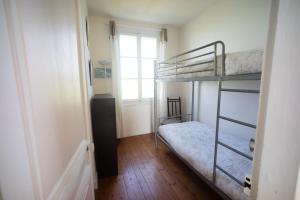 Saint-Pierre-en-PortにあるVilla le Rayon Vertのベッドルーム1室(二段ベッド2台、窓付)が備わります。