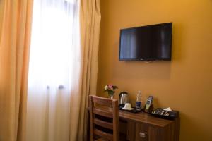 TV a/nebo společenská místnost v ubytování Spice Palace Hotel