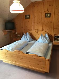 Postel nebo postele na pokoji v ubytování Gasthof zum Gamsjäger