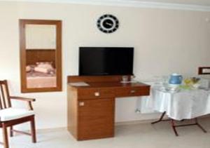 A television and/or entertainment centre at Ucem Hotel Golden Sea