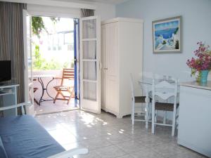 una cucina e una sala da pranzo con tavolo e sedie di Paradise Resort ad Akrotírion
