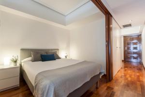 A bed or beds in a room at Retiro II - Tranquilidad y Estilo en el Centro Még 26 kép