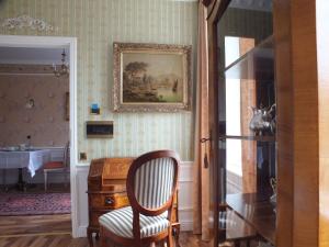 a room with a chair and a picture on the wall at Villa-Angelina in Langenzersdorf