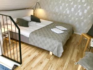 een slaapkamer met een bed met een tafel erop bij Hagbards By Gårdspensionat in Slöinge