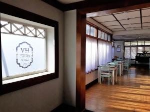 ein Esszimmer mit Fenster und einem Tisch mit Stühlen in der Unterkunft Hotel Chalet Suizo in Viña del Mar