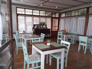 - une salle à manger avec des tables, des chaises et des fenêtres dans l'établissement Hotel Chalet Suizo, à Viña del Mar