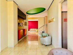 a living room with a green ceiling at Hotel Xcoco Inn in Texcoco de Mora