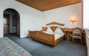 Tempat tidur dalam kamar di Hotel Restaurant Schwartz