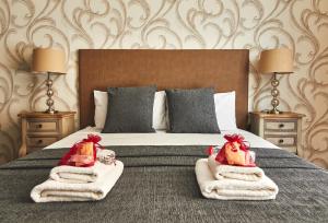 a bedroom with a bed with towels and two lamps at Alcam Loft Grassot in Barcelona