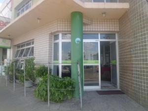 a green pole in front of a building at Hotel Rio Mar in Juazeiro