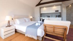 ポルトにあるLovelyStay - Dirk Apartment - Almada 4º Fのベッドルーム(大きな白いベッド1台付)、キッチンが備わります。