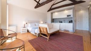 una camera con letto, tavolo e sedia di LovelyStay - Dirk Apartment - Almada 4º F a Porto