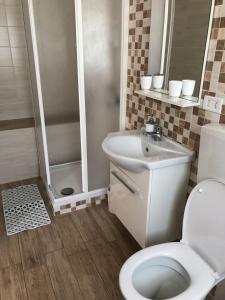 een badkamer met een toilet, een wastafel en een douche bij Camere e Casa Vacanze in Misano Adriatico