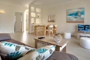 ein Wohnzimmer mit einem Sofa und einem Tisch in der Unterkunft Casa Silver in Carvoeiro