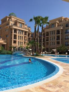 una persona che nuota nella piscina di un resort di Aphrodite Gardens D208, studio apartment a Sunny Beach