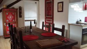 ロウファッハにあるGite En Alsaceの木製テーブル(赤いナプキン付)