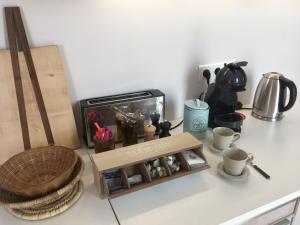 Kaffe- och tefaciliteter på Cabanon Marseillais 45 m2 sur l'eau à Malmousque