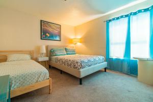 Un dormitorio con dos camas y una ventana. en Luxury Modern Condo 2, en Las Vegas 20 fotos más