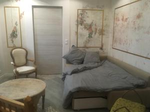 - une chambre avec un lit, une chaise et une table dans l'établissement Cabanon Marseillais 45 m2 sur l'eau à Malmousque, à Marseille