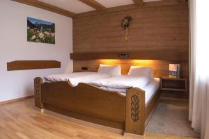 two twin beds in a room with wooden walls at Pension Anneliese in Schwendt