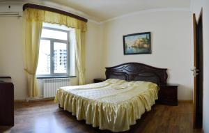 Una cama o camas en una habitación de Family Hotel