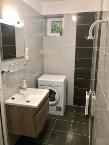 A bathroom at Geri Apartman