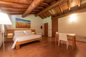 A bed or beds in a room at Agriturismo Ca' Giulietta