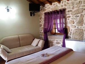 Łóżko lub łóżka w pokoju w obiekcie Casa Rural Vella da Rivera