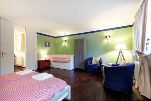 Pokój z 2 łóżkami, krzesłem i lampką w obiekcie Vienna Penthouse 1 w Wiedniu