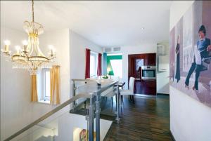 jadalnia i salon z żyrandolem w obiekcie Vienna Penthouse 1 w Wiedniu