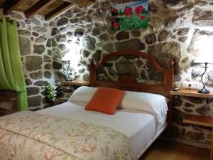 Łóżko lub łóżka w pokoju w obiekcie Casa Rural Vella da Rivera