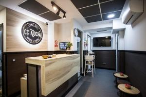 bar w restauracji z szyldem na ścianie w obiekcie CC Atocha w Madrycie