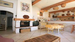 uma sala de estar com uma mesa e uma cozinha em Nakato em Fréjus