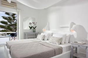 Ένα ή περισσότερα κρεβάτια σε δωμάτιο στο Milos Hotel
