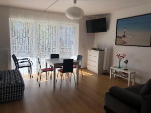sala de estar con mesa de comedor y sillas en Apartament Jula 1 en Pogorzelica