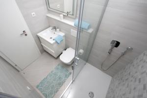 Koupelna v ubytování Apartments Besker + 32 fotografií