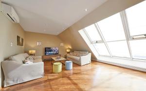 TV a/nebo společenská místnost v ubytování Vienna Penthouse 2