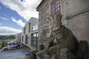a statue of a person wearing a crown on its head at Hotel Novoa in Sarria