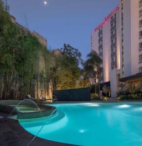 een zwembad voor een hotel bij Victoria Ejecutivo in Guadalajara
