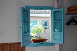 una ventana con una maceta en una habitación en Hotel Patio de las Cruces, en Sevilla