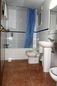 
A bathroom at Hostal Jentoft
