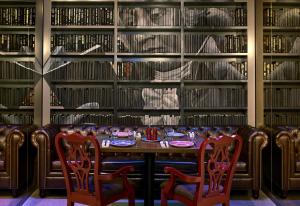 un comedor con una mesa en una biblioteca en Revere Hotel Boston Common, en Boston