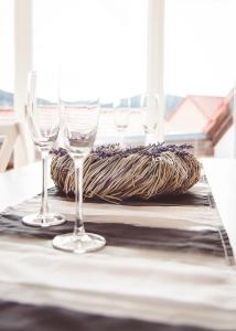 アイゼナハにあるFerienwohnung Lenaのワイングラス2杯、テーブルの上に入ったバスケット