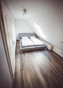 アイゼナハにあるFerienwohnung Lenaの小さな部屋で、屋根裏にベッド2台が備わります。