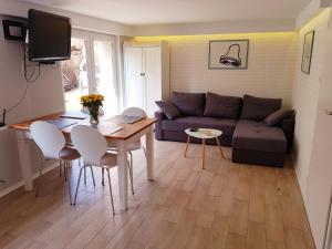 - un salon avec un canapé et une table dans l'établissement Apartamenty Jaś i Maja, à Kołobrzeg