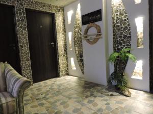 un couloir avec une porte et une installation dans une chambre dans l'établissement Casa Anina, à Anina
